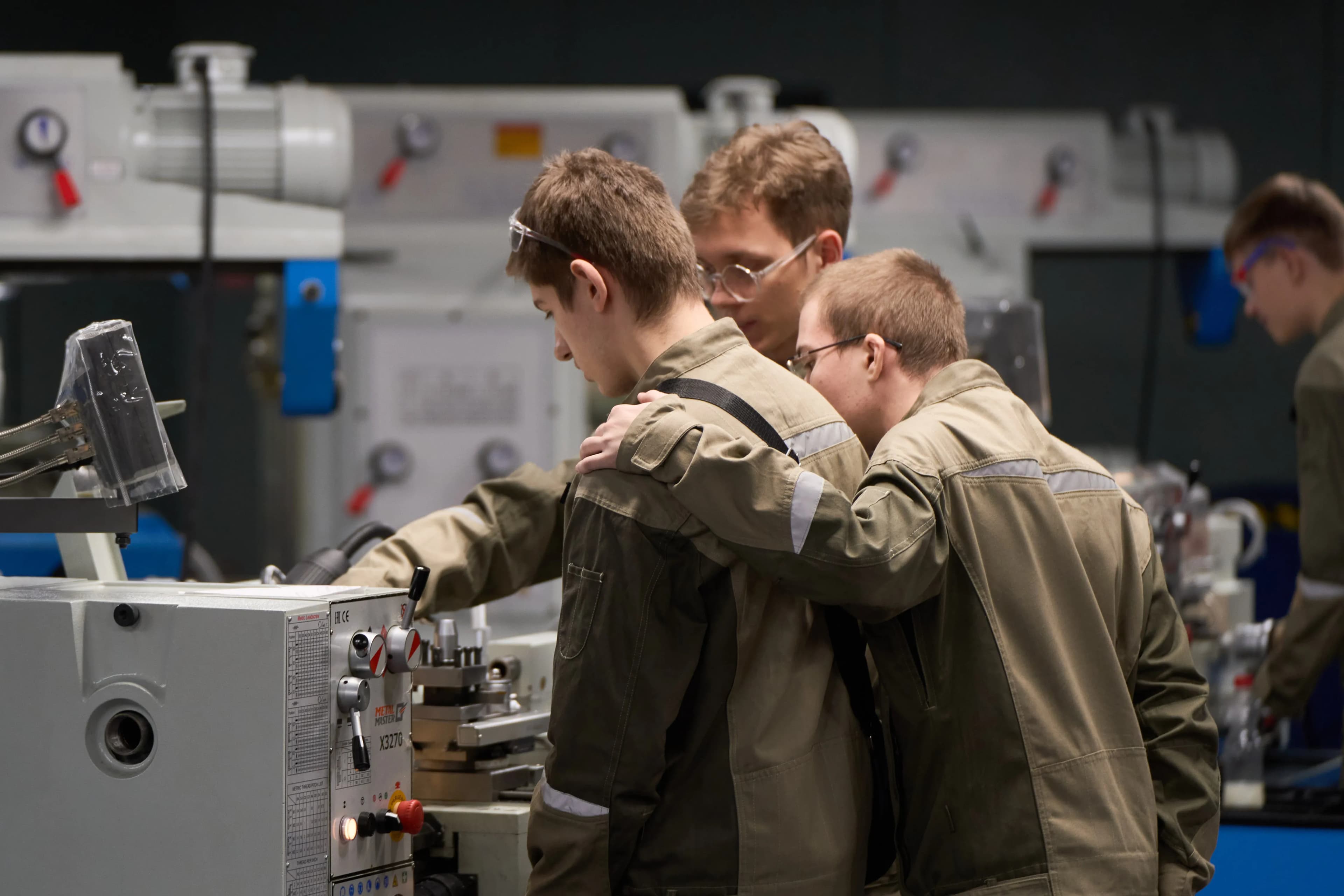 Создание деталей на универсальных и ЧПУ-станках